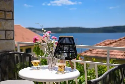Image de Appartement de deux chambres avec la terrasse et la vue sur le mer Trogir (A-24144-a)