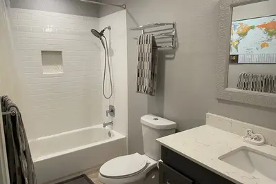 Image de Close To All The Cool Condo