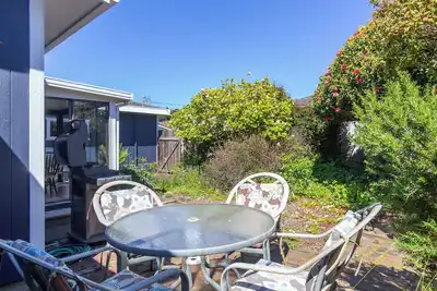 Image de Coastal home in the heart of Trinidad—walk to the harbor, relax in the garden, explore redwoods.