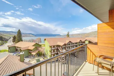 Image de Walk to Lake Chelan: Top-Level Waterfront Condo