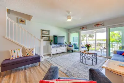 Image de Private Balcony w/ Water Views: Welaka Condo!