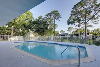 Image de 7 Mi to Historic Dtwn: Stuart Condo w\/ Pool Access