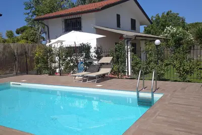 Image de Villa with swimming pool a stone's throw from the sea