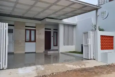 Semesta Lux Family Guesthouse - 3br house in Lampung with Ac, wifi, and kitchen.