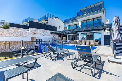 Image de Spacious Villa for 10 in Kalkan Centre, 10 Min Walk to Old Town, Rooftop Jacuzzi