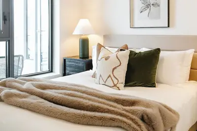 Image de Lakefront condo at brand new Aqua Waterfront Village in Lower Mission. Enjoy two comfortable bedrooms, resort style pool & hot tub, lake views, underground parking & easy walks to beaches, marinas, restaurants & cafes along Okanagan Lake.