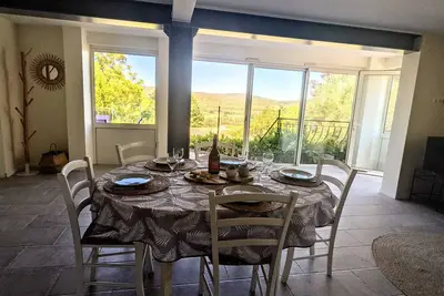 Image de Maison de vacances sur un chemin bordé d'Oliviers et proche de la Ceze.