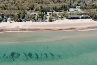 Image de Surfside 13 - Cute & Pet-Friendly Lakefront Condo with Washer, Dryer, A/C and Gorgeous Beach!