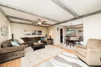 Image de Spacious 5-bedroom/ 2. 5 bath house with Ac, WiFi in welcoming Montgomery