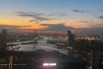 Image de City Views Apt - Free Parking, Wifi, Gym, + Pool!