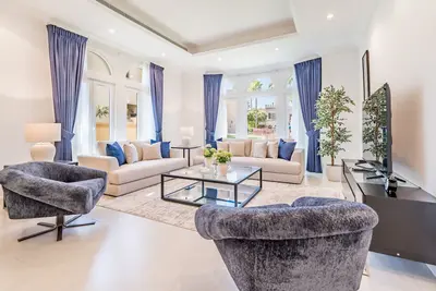 Image de Near the Beach 4br Villa with Asst'sRm, Minutes Away from the Mall and Monorail