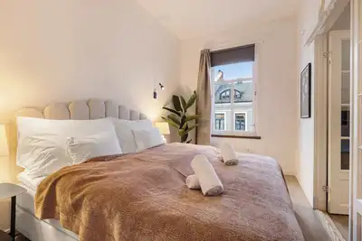 Image de Stylish Apartment - Fireplace & Balcony in City