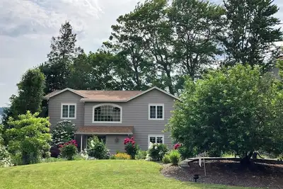 Image de Enjoy being close to a pristine lake while living in a bit of luxury.