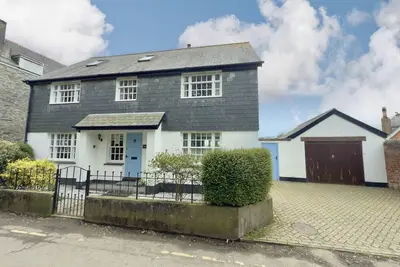Image de Trenaton, large 2 storey home with parking and Estuary views in Padstow