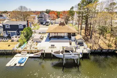 Image de Gorgeous Waterfront 3-bedroom house in charming Berkeley Township