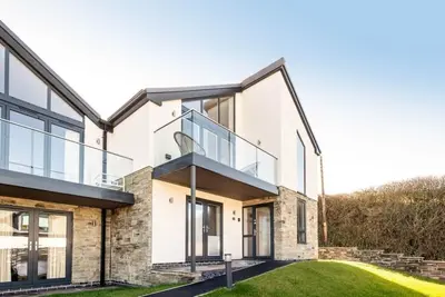 Image de Luxury coastal house above stunning Mawgan Porth beach, 200m from the sand.