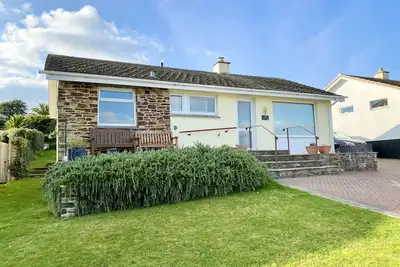 Image de 2 Bedrooms with ample driveway parking and front and rear garden