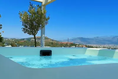 Image de One 360 Skyline Athens - Penthouse Apartment with private Skyview Jacuzzi