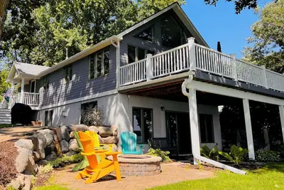 Image de Lace Leaf Cabin - four bedroom, updated luxury lakefront getaway on Cedar Lake