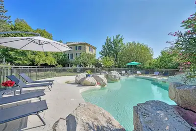 Image de La Bastide des Princes - Piscine intérieure et extérieure