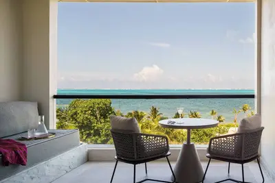 Image de All-Inclusive Escape: Adults-Only Pool, Rooftop Tub, & Oceanfront View