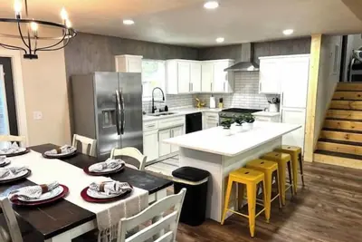 Image de 5 Br House w/Boat Parking. 5m to Marina. Game room. Outside fire pit.