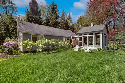 Image de Charming Cottage Close to Beaches with a Relaxing Patio and Nearby Attractions