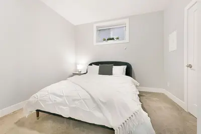 Image de Cozy & Convenient · 2 Mins from SkyTrain · Central Location