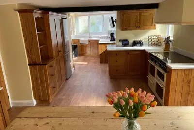 Image de 19th Century Hamstone family home with separate annex and large, private garden