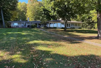 Image de Burt Lake Cottage on Indian Pt, 5 Bed, 4 Bath, Tennis/Pickle Ball Court and Dock