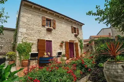 Image de Finca traditionnelle en pierre avec aire de jeux, lit bébé, machine à laver, chaises longues
