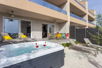 Image de Fascinant appartement à 100 mètres de la plage de sable avec jacuzzi, vue sur la mer