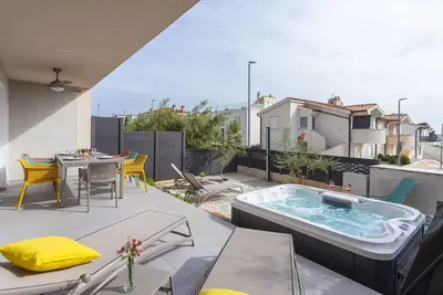 Image de Appartement adapté aux chiens à 100 mètres de la plage de sable avec jacuzzi, vue sur la mer