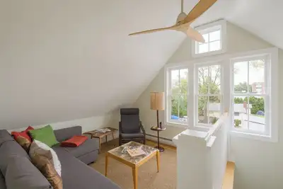 Image de Sunny 3-Bedroom Apartment with Park and Lake View - Fully Registered & Licensed