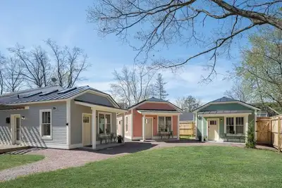 Image de Charming Bungalow + 3 Cottages Near Park & Beaches - Fully Registered & Licensed