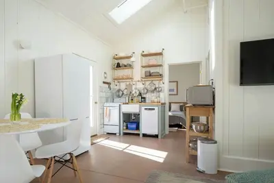 Image de Brand New, Airy Cottage Near Burlington Beaches - Fully Registered & Licensed