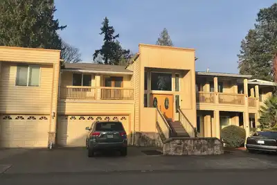 Image de Bedrooms 6/Baths 2. 5 Ada approved ~3, 200Sf. Walking distance to SeaTac Airport.