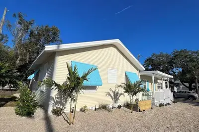 Image de Charming 3-bedroom/2-bath Cottage with Hot Tub Downtown Dunedin