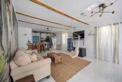 Image de Cozy retreat w/ Bbq grill & backyard