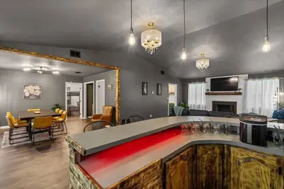 Image de Six-unit oasis w/yard, oak trees & near downtown