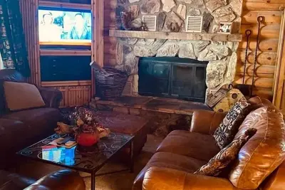 Image de Gorgeous Full-Log Cabin in the Pines directly on Tonto Creek