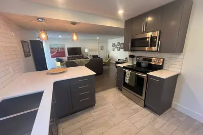 Image de Welcome to \"Paws and Stay Retreat\". 5 minutes from downtown. Walk to wineries!