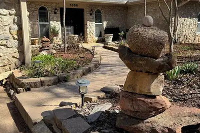 Image de Spacious 4-bedroom, 2-1/2 bath, 2, 700 sq ft, wooded one acre lot