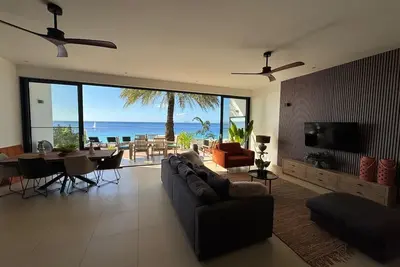 Image de Beach house is located on the crystal clear Caribbean Sea.
