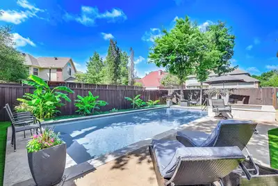 Image de Relax By Pool, Soak in Hot Tub: Plano Home