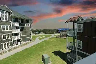 Image de Ml 306 | Après-Ski Oasis - King Bed, Slope Views & Arcade Game