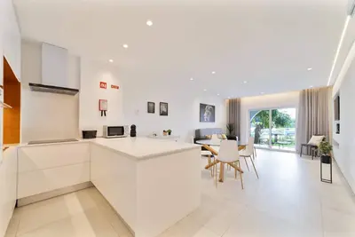 Image de Saro Apartment by Hellovacations