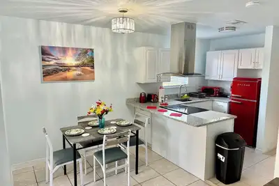 Image de Cozy Apt w/ King Bed – 25 Mins to Beach, 20% Off B