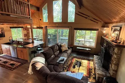 Image de Cozy 3-bedroom cabin in tranquil Wishon at Bass Lake near Yosemite National Park