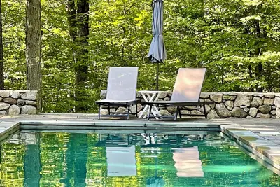 Image de Designer Kent Home with Saltwater Pool & Sunset Views